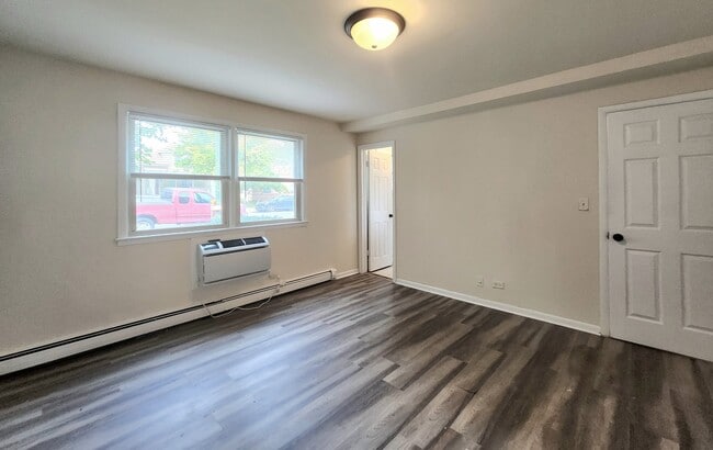 Building Photo - 2007 W Touhy Ave