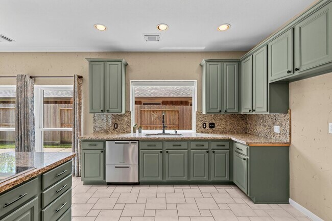 Building Photo - 2210 Bay Haven Way