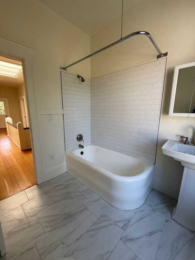 Building Photo - 2 Bedroom, 1 bathroom second floor apartme...
