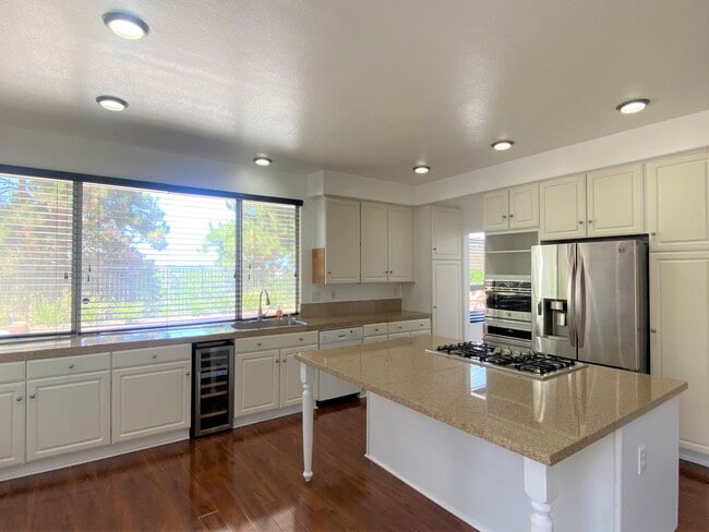Building Photo - Spectacular 4 bd. 3 bath home in prime Dis...