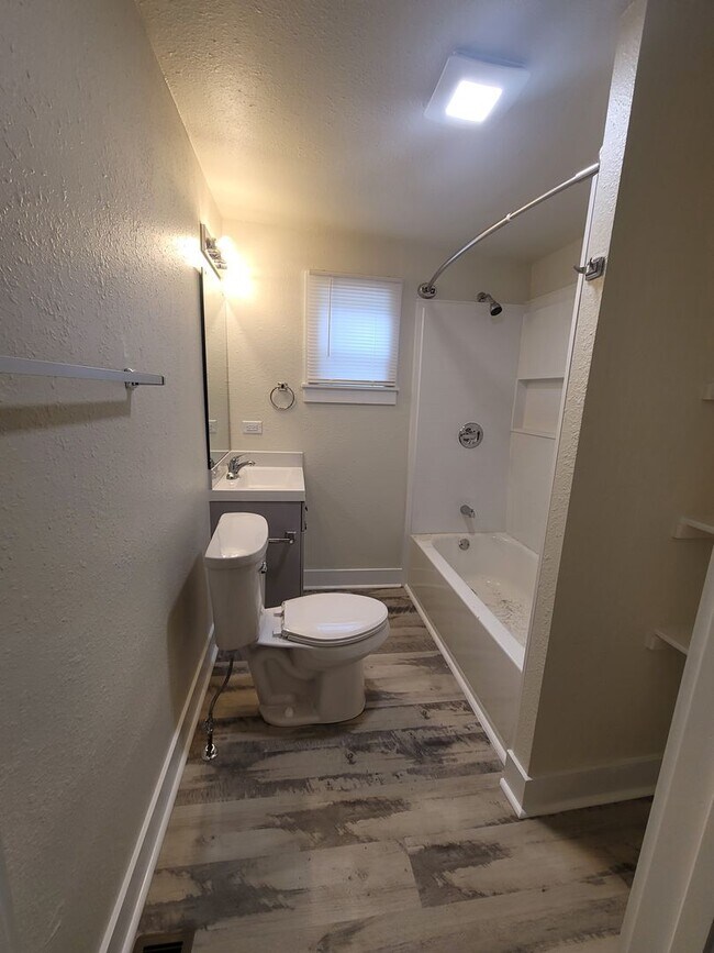 Building Photo - Newly renovated 4 bed 2 bath home in the h...