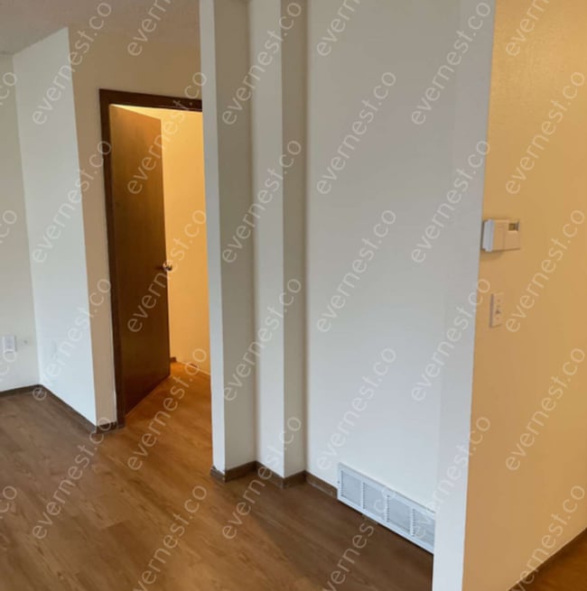 Building Photo - 3-Bedroom, 1.5-Bathroom Home in a Convenie...