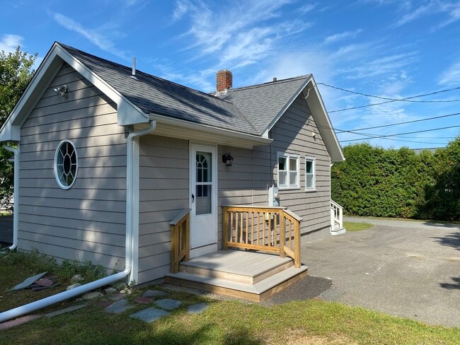 Building Photo - 11 Island View Ave