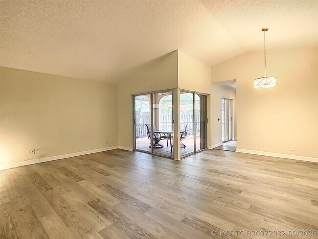 Building Photo - 1370 Cottonwood Cir