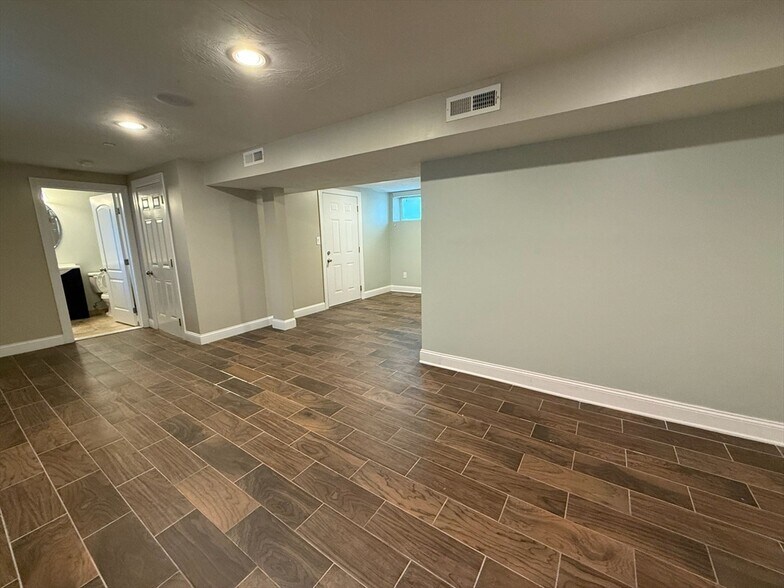 Building Photo - 210 Cedar St