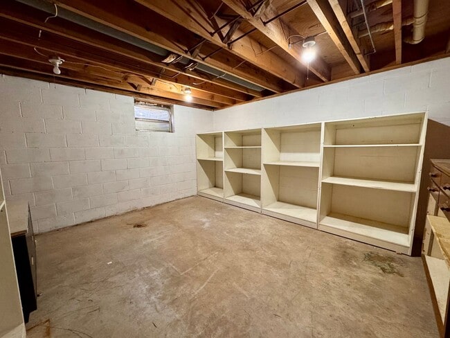 Building Photo - 221 Grandview Dr