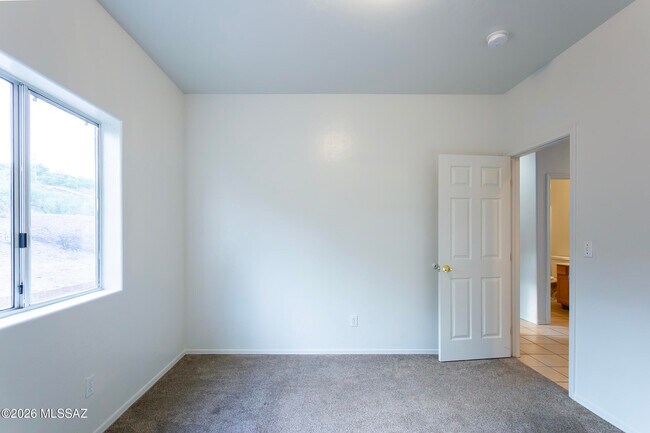 Building Photo - 392 Falcon Ct