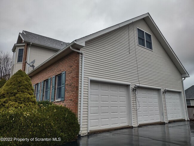 Building Photo - 1014 Fairfield Cir