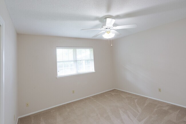 Building Photo - Beautiful home in Lake Park addition in Be...
