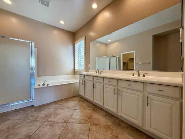 Building Photo - "Spacious 3-Bedroom/2 Full Bath Home with ...