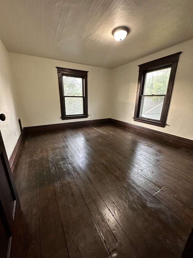 Building Photo - 910 S Main St