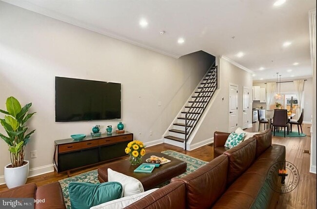 Building Photo - 719 E Thompson St