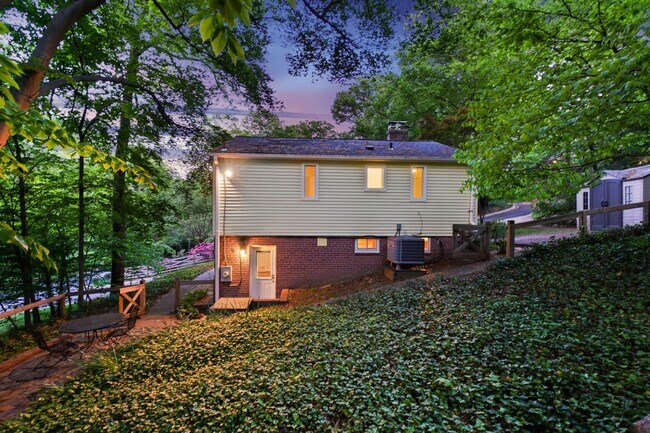 Building Photo - 3 Bed 1.5 Bath - Takoma Park Cottage - Mov...