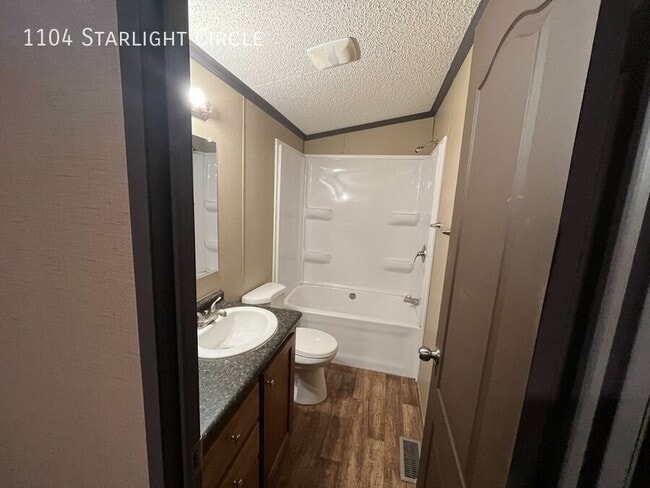 Building Photo - 1104 NW Starlight Cir