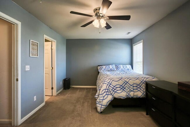 Building Photo - 3 Bedroom 3.5 Bath Townhome - Available Au...