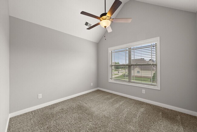 Building Photo - Pet Friendly Four Bedroom with Bonus!