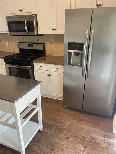Building Photo - 8021 Sanibel Dr