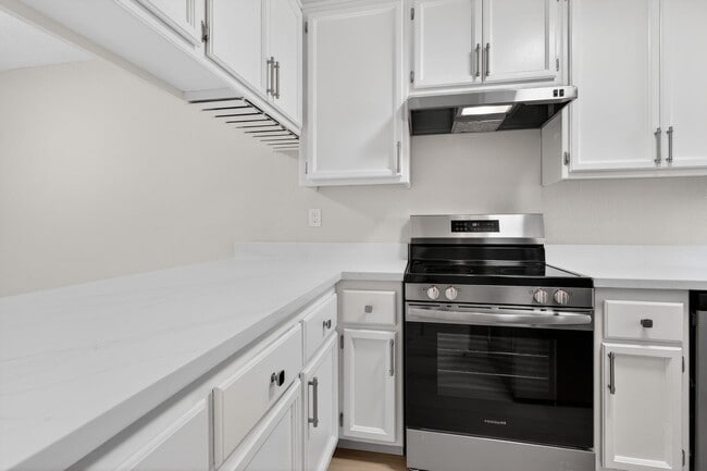 Building Photo - Newly Renovated 3/2.5 bath End-Unit Townhome with Vaulted Ceilings – Minutes to I-680 & Downtown!