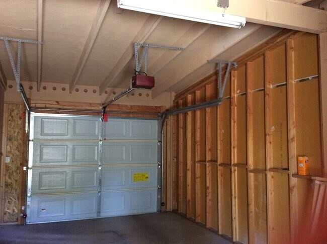 Building Photo - Lovely 3 bedroom Home Near U of A Campus