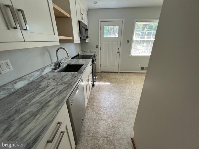 Building Photo - 6407 Kenhowe Dr