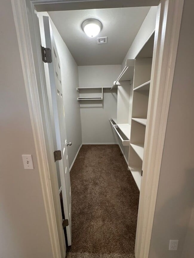 Building Photo - 3br 2ba duplex with 2 car garage!