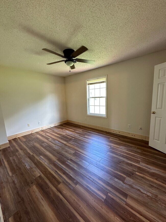 Building Photo - 254 Booher Rd