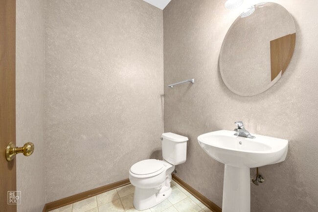 Building Photo - GORGEOUS 2 BEDROOM TOWNHOME LOCATED IN LINDENHURST AVAILABLE JUNE 14!