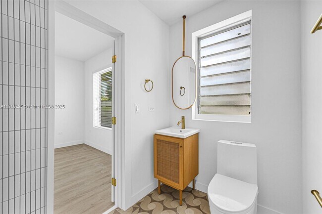 Building Photo - 641 10th St