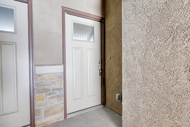 Building Photo - $1,849.00 - 3 Bed, 2.5 Bath Townhome in CO Springs with AC and In Unit Laundry!