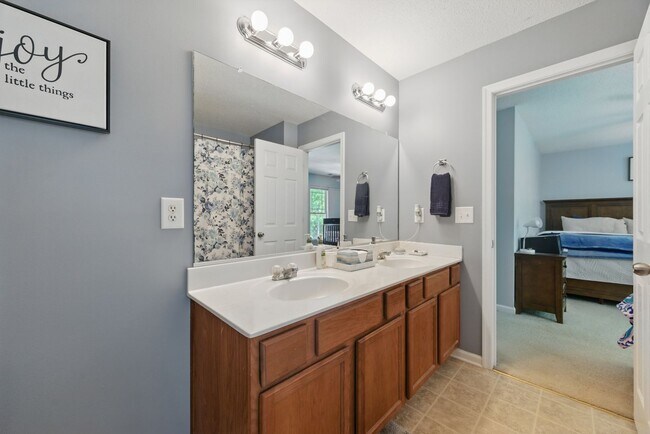 Building Photo - 985 Hollymeade Cir