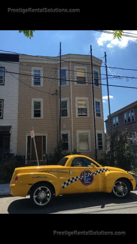 Building Photo - 120 Gladstone St