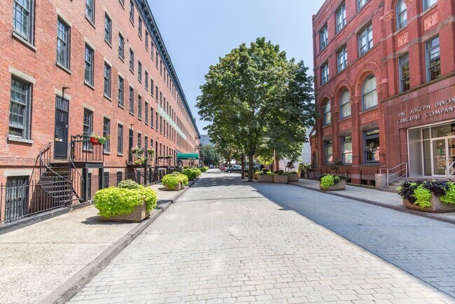Building Photo - 341 Monmouth St
