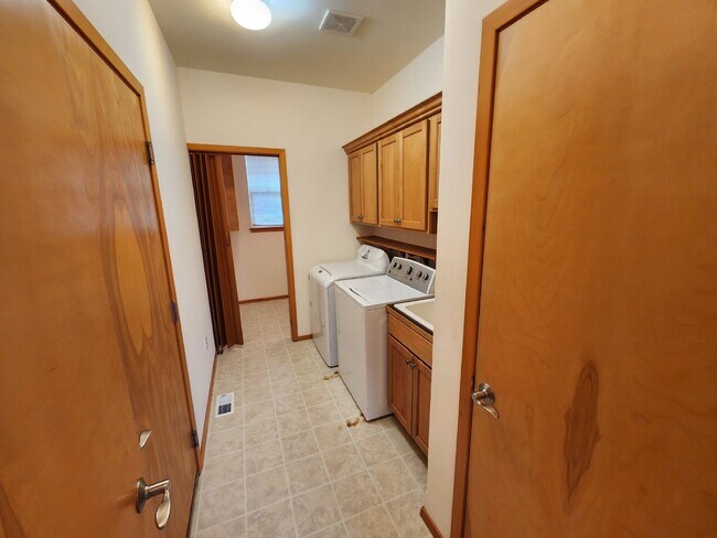 Building Photo - 3 bed 2.5 bath home on Bell Hill with grea...