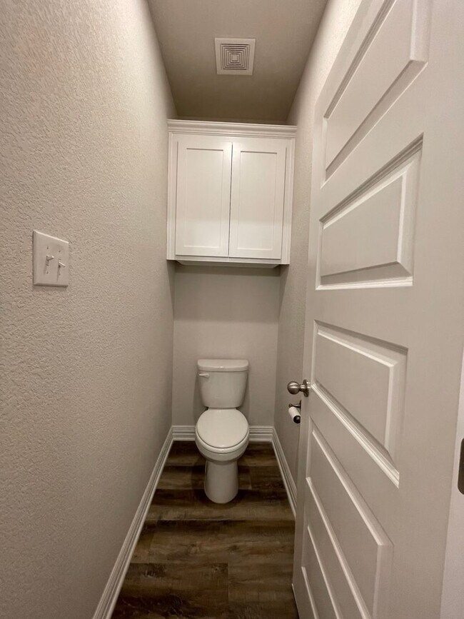 Building Photo - AVAILABLE NOW - 3 BEDROOM 2 BATH DUPLEX IN CLEBURNE