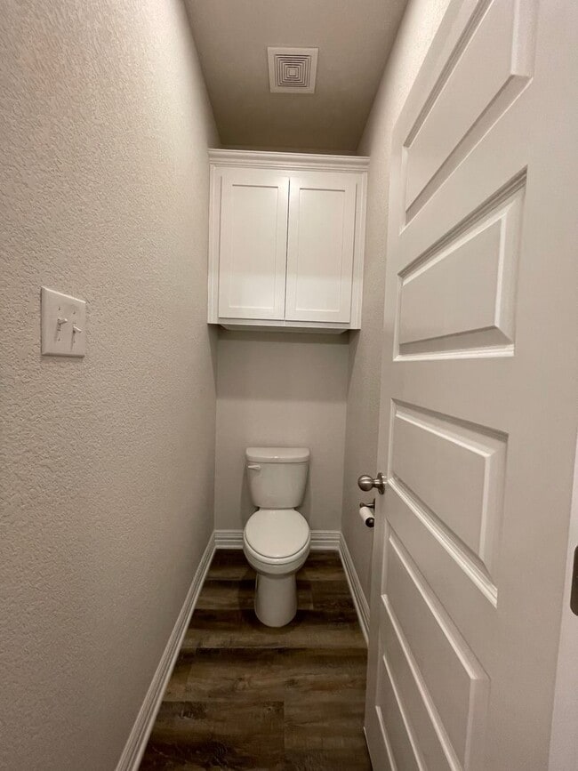 Building Photo - COMING SOON - 3 BEDROOM 2 BATH DUPLEX IN CLEBURNE