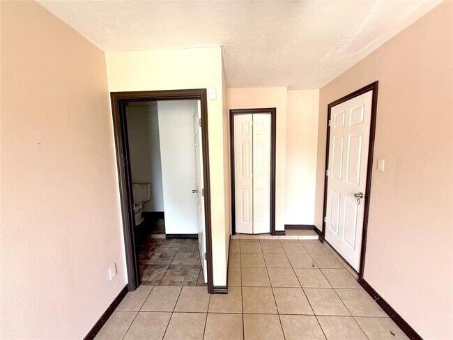 Building Photo - 7130 Kings Dr