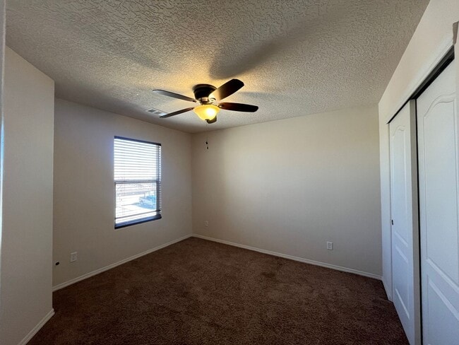 Building Photo - Roomy 3 Bedroom 2 Bathroom Home In Los Lunas!