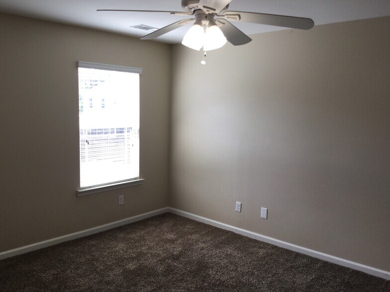 Building Photo - 173 Magnolia Dr