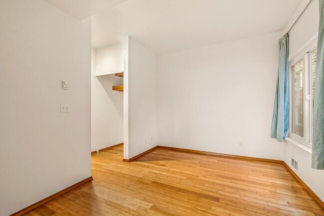 Building Photo - 1 Bedroom Apartment Next To Cal Anderson Park! *Utilities and Garage Parking Included!*