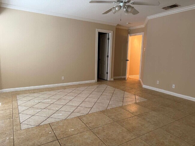 Building Photo - Beautiful Kitchen and Open Floor Plan