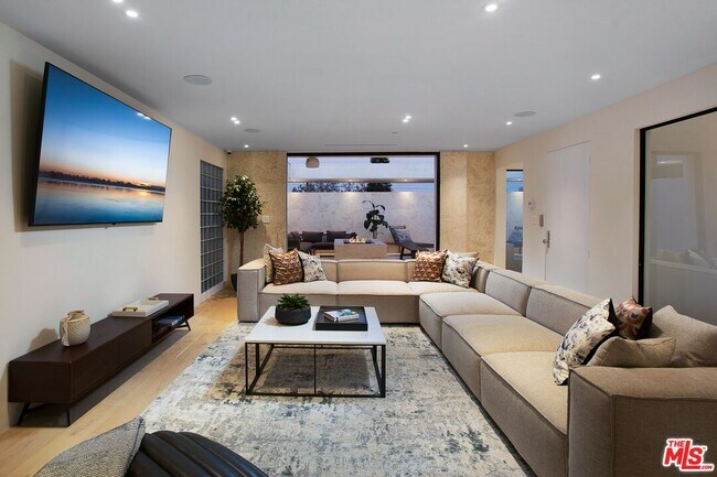 Building Photo - 508 N Sweetzer Ave