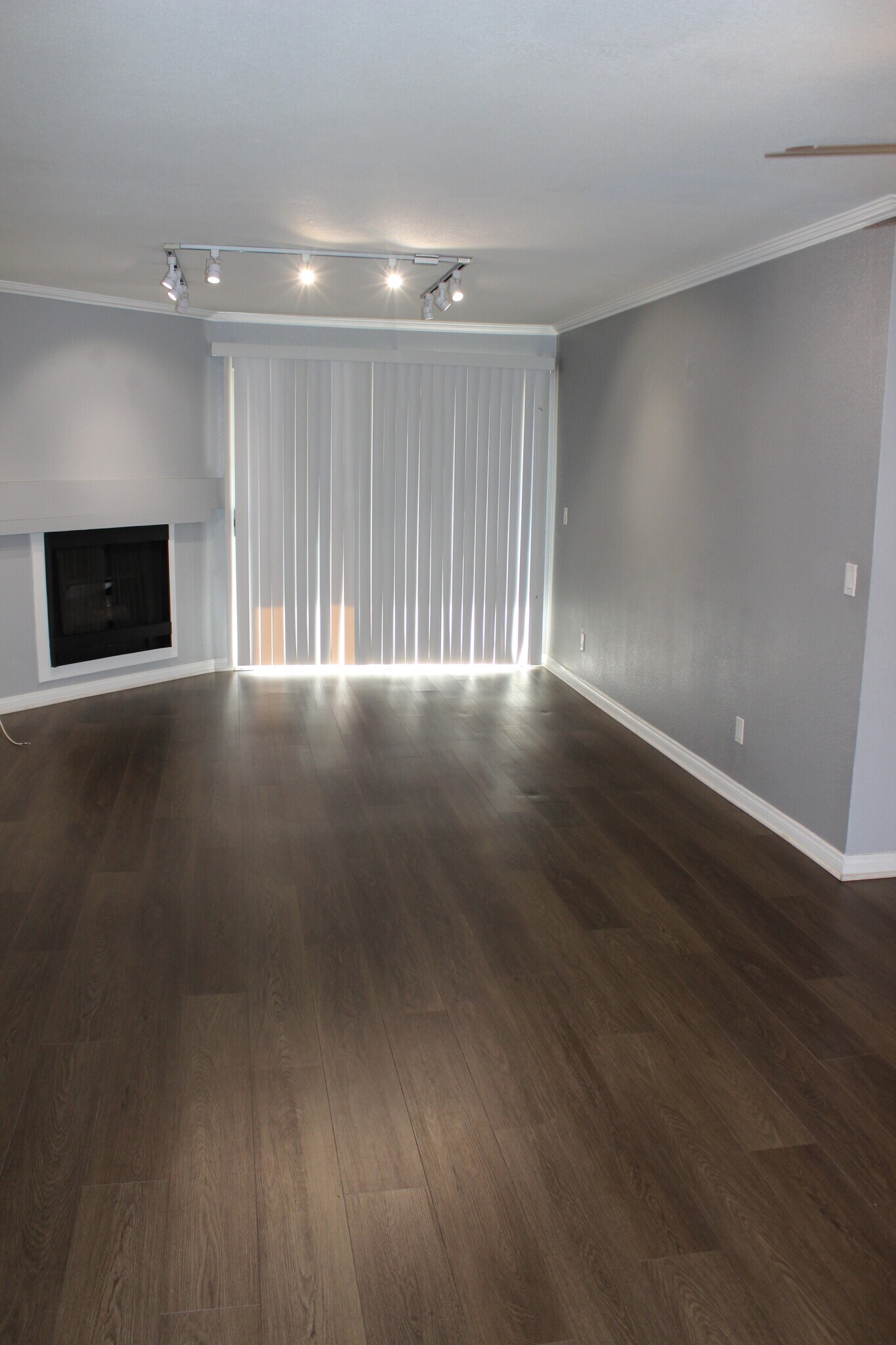 Building Photo - 21450 Burbank Blvd