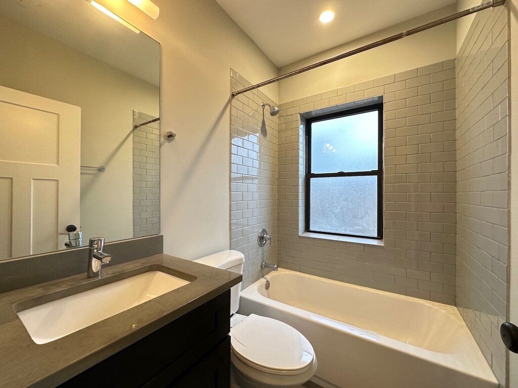 Building Photo - 2208 W Eastwood Ave