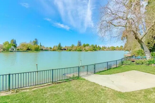 Building Photo - 861 Lake Terrace Cir