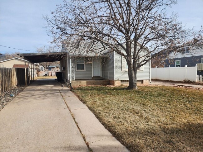 Building Photo - Close to schools and shopping