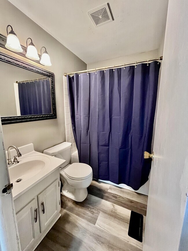 Building Photo - 618 Dogwood Dr