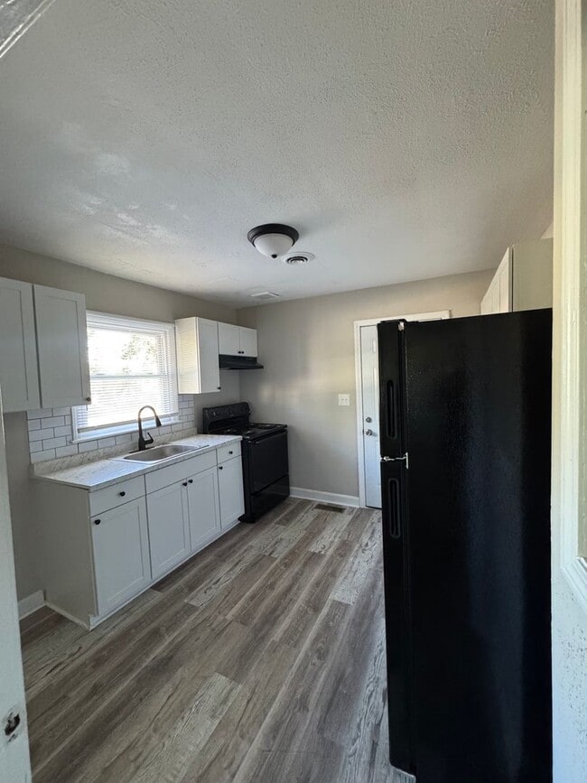 Building Photo - 2 bed 1 bath dupex