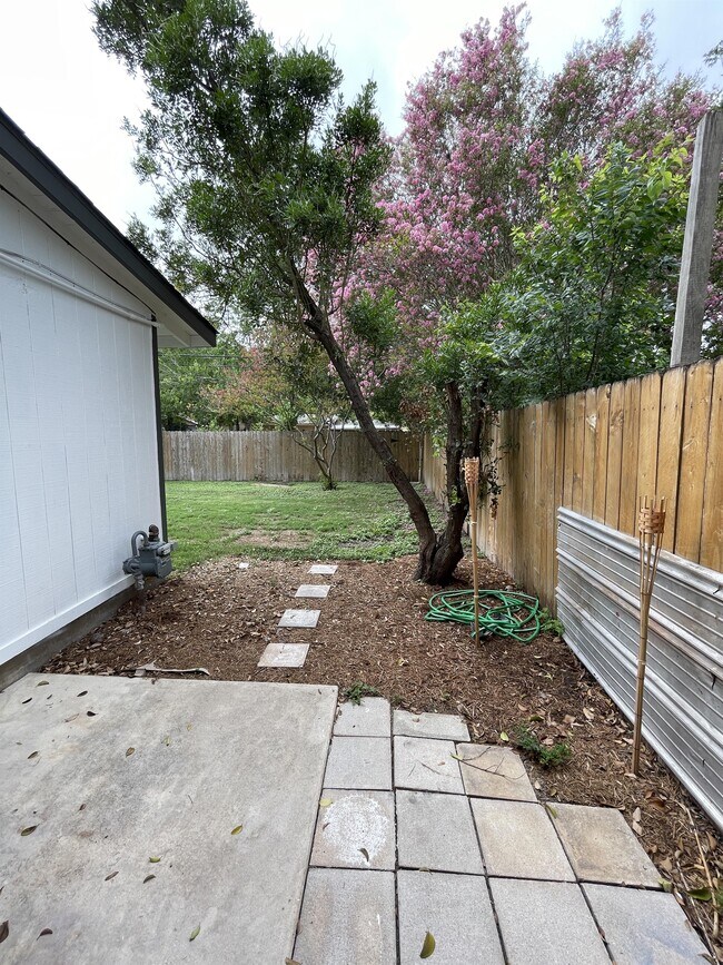 Building Photo - 258 Cresham Dr