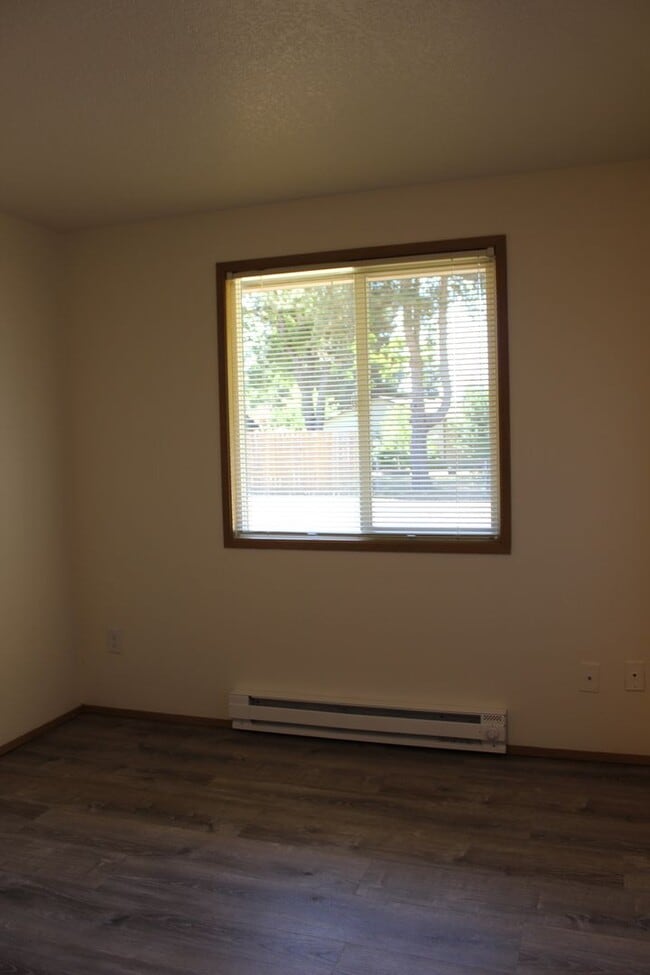Building Photo - 4 bedroom 2 bath house