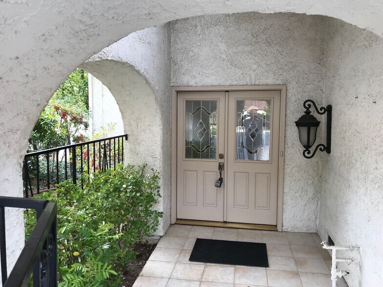 Building Photo - 637 Arroyo Oaks Dr